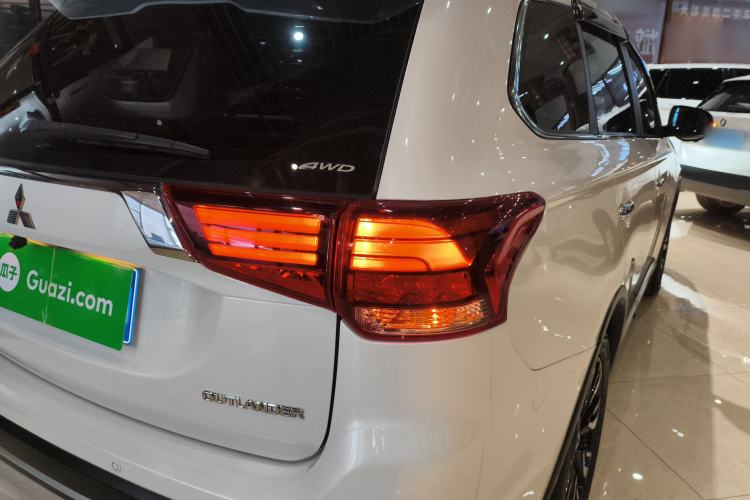 Used Mitsubishi Outlander 2019 2.4L 4x4 Zhi Xiang Edition 5 Seats China VI Standard Right Rear Taillight