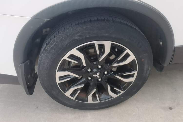 Used Mitsubishi Outlander 2019 2.0L Two-Wheel Drive Comfort Edition 7 Seats China V Emission Standard Right Rear Wheel Hub