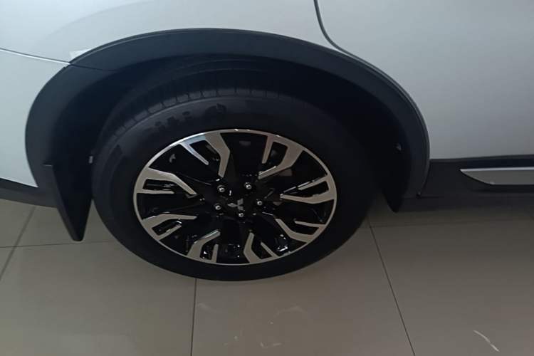 Used Mitsubishi Outlander 2019 2.4L 4x4 Zhi Xiang Edition 5 Seats China V Emission Standard Right Rear Wheel Hub
