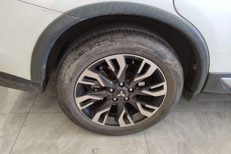 Used Mitsubishi Outlander 2019 2.0L Two-Wheel Drive Comfort Edition 5 Seats China VI Standard Right Rear Wheel Hub