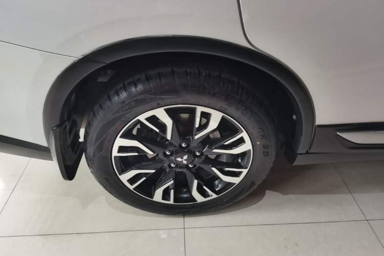 Used Mitsubishi Outlander 2019 2.0L Two-Wheel Drive Comfort Edition 7-Seater China VI Standard Right Rear Wheel Hub