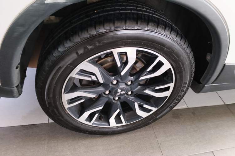 Used Mitsubishi Outlander 2019 2.4L 4x4 Zhi Xiang Edition 5 Seats China V Emission Standard Right Rear Wheel Hub