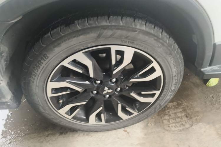 Used Mitsubishi Outlander 2019 2.4L 4x4 Zhi Xiang Edition 7 Seats China VI Standard Right Rear Wheel Hub