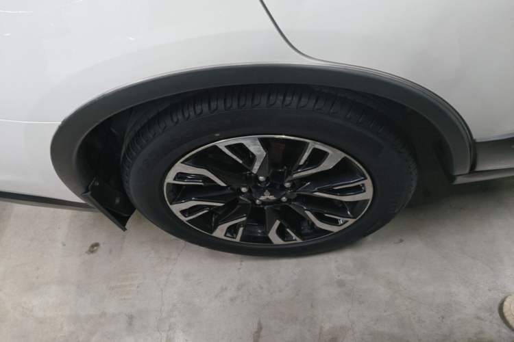 Used Mitsubishi Outlander 2019 2.4L 4x4 Zhi Xiang Edition 5 Seats China V Emission Standard Right Rear Wheel Hub