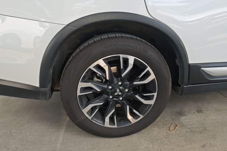 Used Mitsubishi Outlander 2019 2.0L Two-Wheel Drive Comfort Edition 5 Seats China V Standard Right Rear Wheel Hub