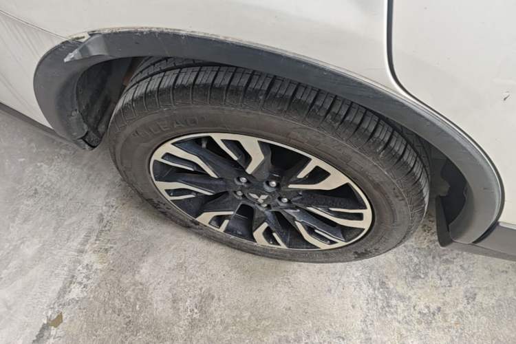 Used Mitsubishi Outlander 2019 2.4L 4x4 Zhi Xiang Edition 5 Seats China V Emission Standard Right Rear Wheel Hub