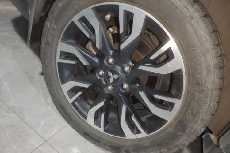 Used Mitsubishi Outlander 2019 2.0L Two-Wheel Drive Comfort Edition 7 Seats China V Emission Standard Right Rear Wheel Hub