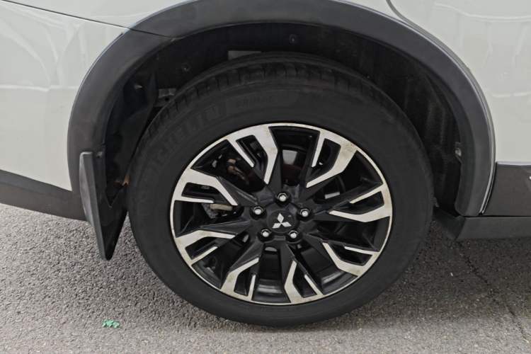 Used Mitsubishi Outlander 2019 2.0L Two-Wheel Drive Comfort Edition 5 Seats China V Standard Right Rear Wheel Hub