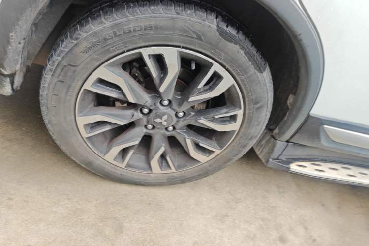 Used Mitsubishi Outlander 2019 2.4L 4x4 Zhi Xiang Edition 7 Seats China VI Standard Right Rear Wheel Hub