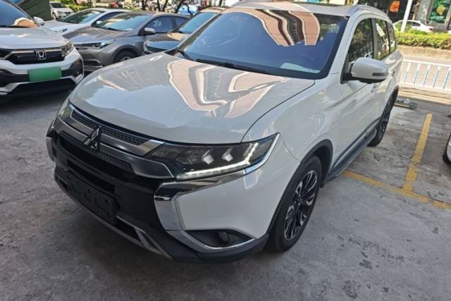 Ojetý Mitsubishi Outlander 2019 2.4L 4x4 Zhi Xiang Edition 7 Seats China VI Standard