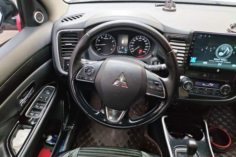 Used Mitsubishi Outlander 2019 2.0L Two-Wheel Drive Comfort Edition 7 Seats China V Emission Standard Steering Wheel