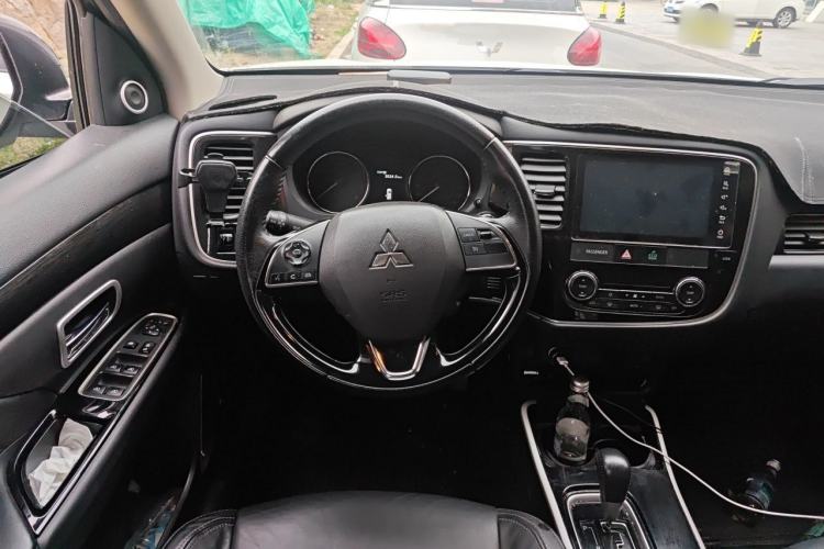 Used Mitsubishi Outlander 2019 2.0L Two-Wheel Drive Comfort Edition 5 Seats China V Emission Standard Steering Wheel
