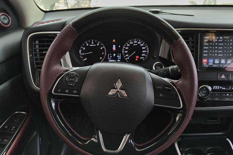Used Mitsubishi Outlander 2019 2.0L Two-Wheel Drive Comfort Edition 5 Seats China VI Standard Steering Wheel