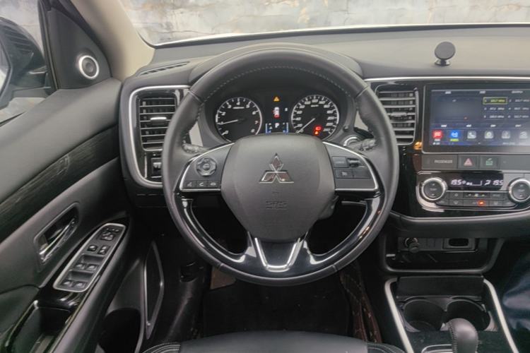 Used Mitsubishi Outlander 2019 2.0L Two-Wheel Drive Comfort Edition 5 Seats China VI Standard Steering Wheel