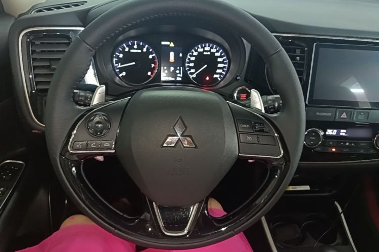 Used Mitsubishi Outlander 2019 2.4L 4x4 Zhi Xiang Edition 5 Seats China V Emission Standard Steering Wheel