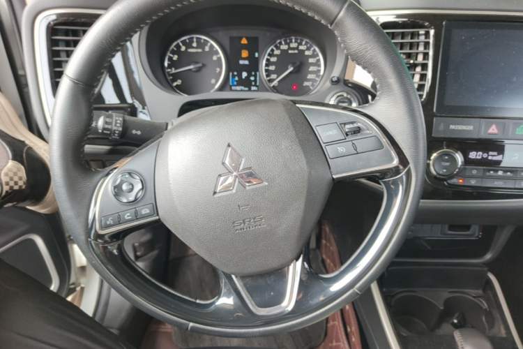 Used Mitsubishi Outlander 2019 2.0L Two-Wheel Drive Comfort Edition 5 Seats China VI Standard Steering Wheel