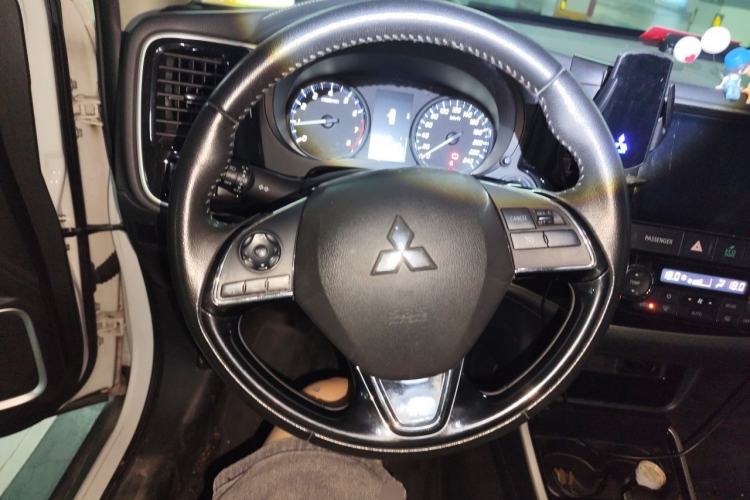 Used Mitsubishi Outlander 2019 2.0L Two-Wheel Drive Comfort Edition 5 Seats China VI Standard Steering Wheel