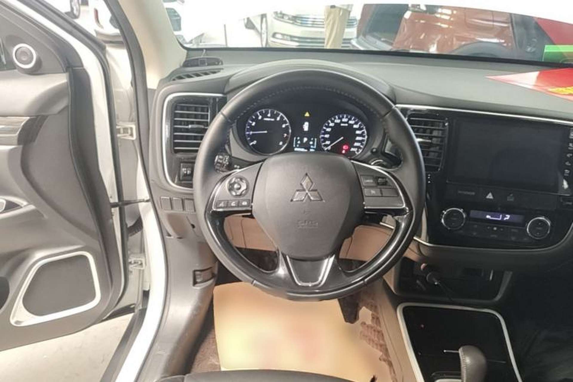Used Mitsubishi Outlander 2019 2.0L Two-Wheel Drive Comfort Edition 5 Seats China VI Standard Steering Wheel