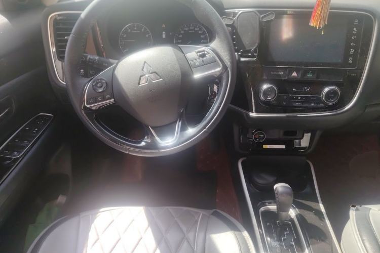 Used Mitsubishi Outlander 2019 2.0L Two-Wheel Drive Comfort Edition 5 Seats China VI Standard Steering Wheel