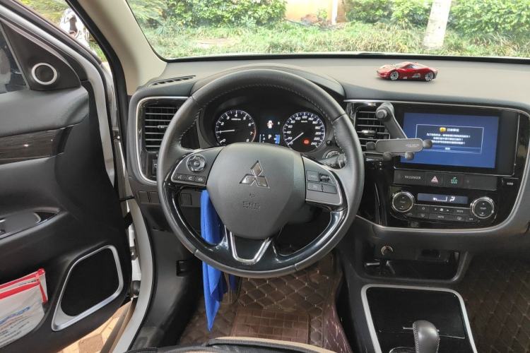 Used Mitsubishi Outlander 2019 2.0L Two-Wheel Drive Comfort Edition 5 Seats China VI Standard Steering Wheel