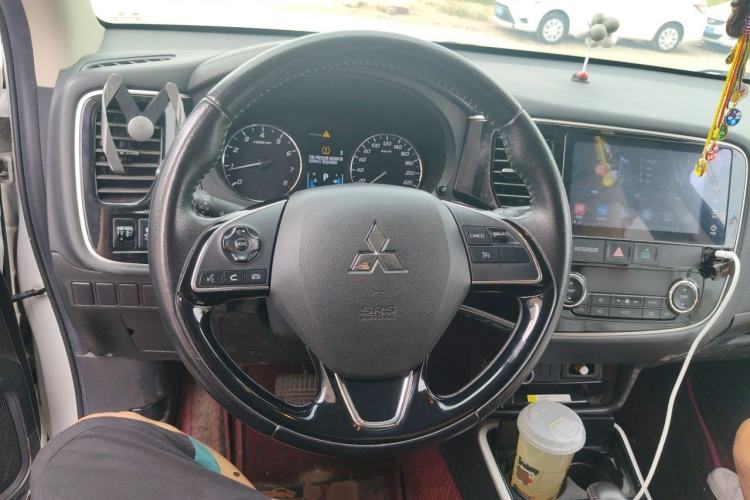 Used Mitsubishi Outlander 2019 2.0L Two-Wheel Drive Comfort Edition 5 Seats China VI Standard Steering Wheel