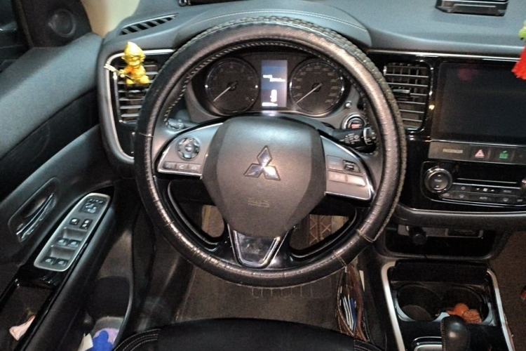 Used Mitsubishi Outlander 2019 2.0L Two-Wheel Drive Comfort Edition 5 Seats China VI Standard Steering Wheel