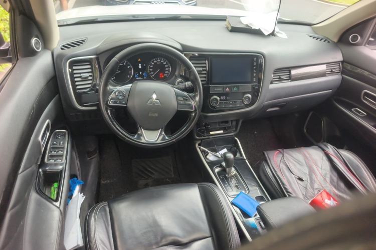 Used Mitsubishi Outlander 2019 2.0L Two-Wheel Drive Comfort Edition 5 Seats China V Standard Steering Wheel