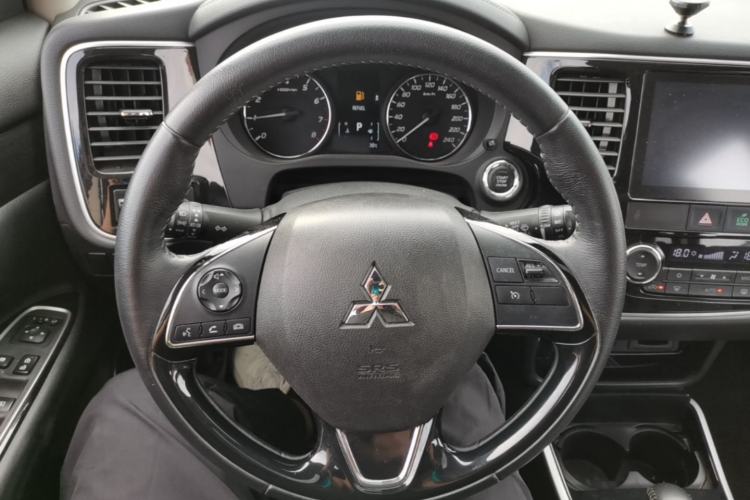 Used Mitsubishi Outlander 2019 2.0L Two-Wheel Drive Comfort Edition 5 Seats China VI Standard Steering Wheel