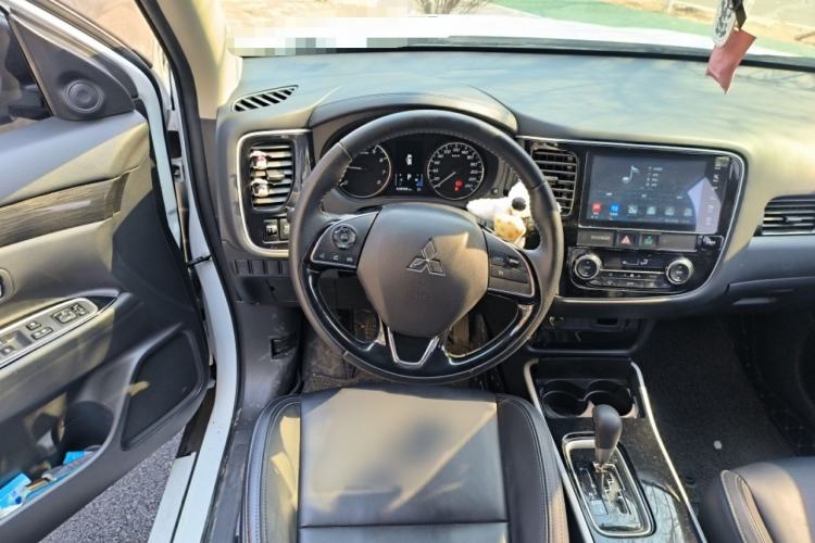 Used Mitsubishi Outlander 2019 2.0L Two-Wheel Drive Comfort Edition 5 Seats China VI Standard Steering Wheel