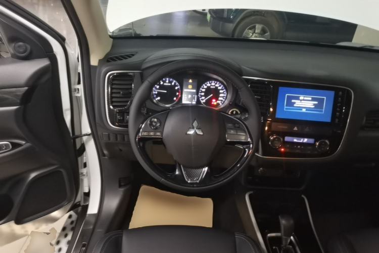 Used Mitsubishi Outlander 2019 2.0L Two-Wheel Drive Comfort Edition 5 Seats China VI Standard Steering Wheel