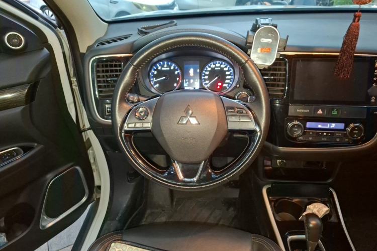 Used Mitsubishi Outlander 2019 2.0L Two-Wheel Drive Comfort Edition 5 Seats China V Standard Steering Wheel