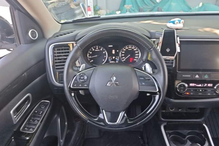 Used Mitsubishi Outlander 2019 2.4L 4x4 Zhi Xiang Edition 7 Seats China V Emission Standard Steering Wheel