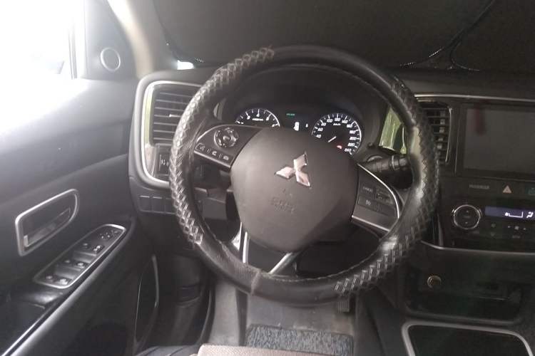 Used Mitsubishi Outlander 2019 2.0L Two-Wheel Drive Comfort Edition 5 Seats China V Standard Steering Wheel