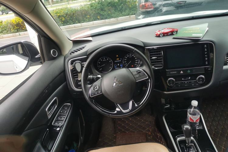 Used Mitsubishi Outlander 2019 2.0L Two-Wheel Drive Comfort Edition 5 Seats China VI Standard Steering Wheel