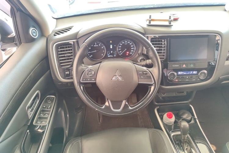Used Mitsubishi Outlander 2019 2.0L Two-Wheel Drive Comfort Edition 5 Seats China VI Standard Steering Wheel