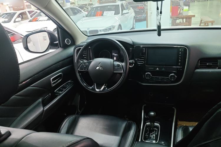 Used Mitsubishi Outlander 2019 2.0L Two-Wheel Drive Comfort Edition 5 Seats China VI Standard Steering Wheel