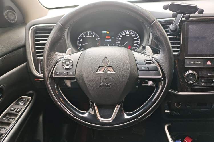 Used Mitsubishi Outlander 2019 2.4L 4x4 Zhi Xiang Edition 5 Seats China V Emission Standard Steering Wheel