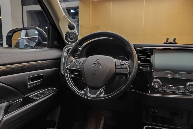 Used Mitsubishi Outlander 2019 2.0L Two-Wheel Drive Comfort Edition 5 Seats China VI Standard Steering Wheel