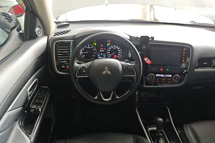 Used Mitsubishi Outlander 2019 2.0L Two-Wheel Drive Comfort Edition 5 Seats China V Standard Steering Wheel