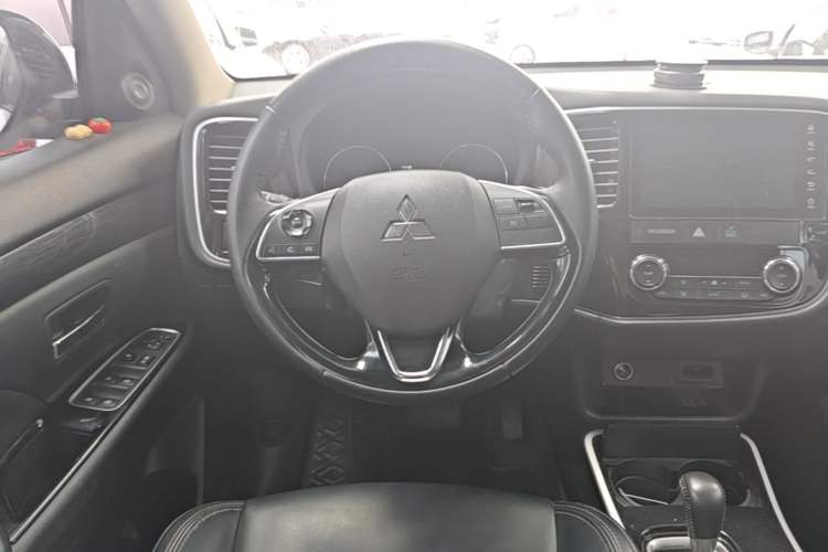 Used Mitsubishi Outlander 2019 2.0L Two-Wheel Drive Comfort Edition 5 Seats China VI Standard Steering Wheel