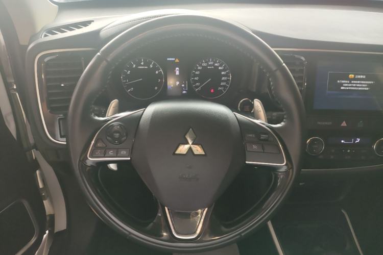 Used Mitsubishi Outlander 2019 2.4L 4x4 Zhi Xiang Edition 7 Seats China VI Standard Steering Wheel