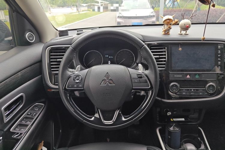 Used Mitsubishi Outlander 2019 2.4L Two-Wheel Drive ZhiXing Version 5 Seats China V Emission Standard Steering Wheel