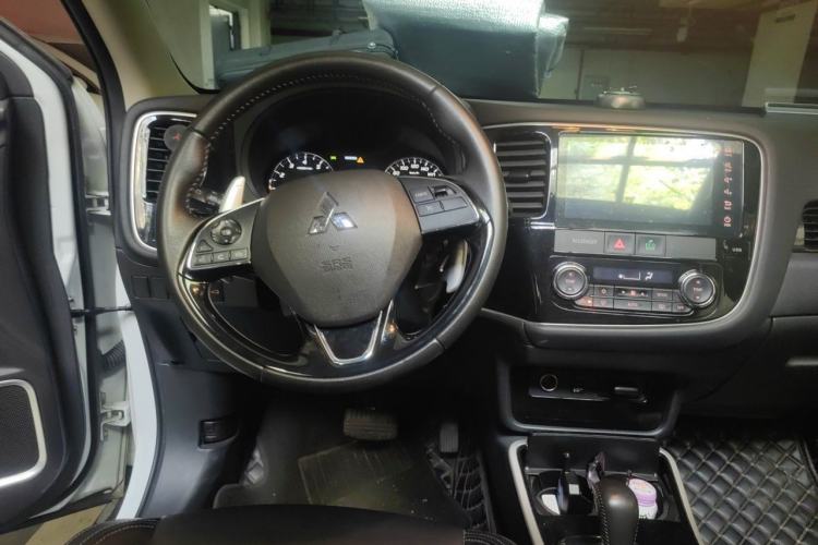 Used Mitsubishi Outlander 2019 2.4L 4x4 Zhi Xiang Edition 7 Seats China VI Standard Steering Wheel