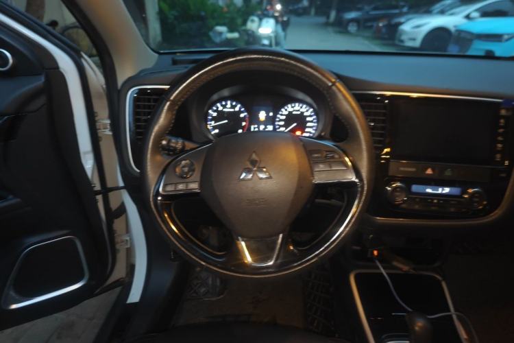 Used Mitsubishi Outlander 2019 2.0L Two-Wheel Drive Comfort Edition 7-Seater China VI Standard Steering Wheel