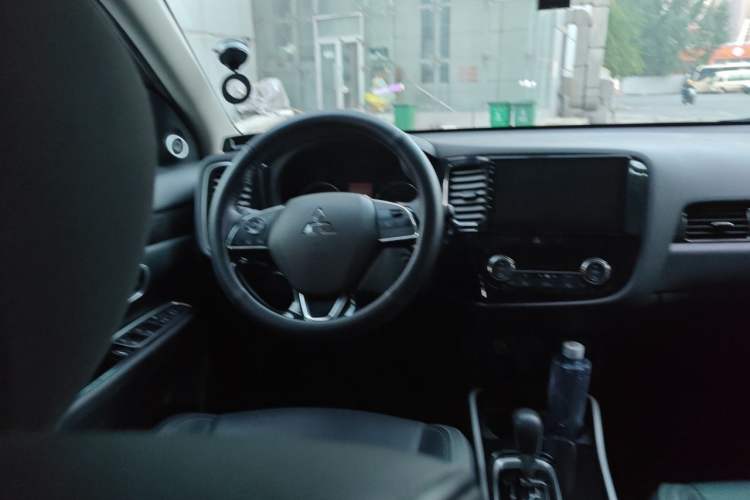 Used Mitsubishi Outlander 2019 2.0L Two-Wheel Drive Comfort Edition 7 Seats China V Emission Standard Steering Wheel