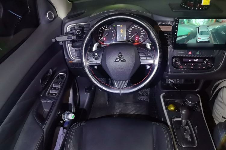 Used Mitsubishi Outlander 2019 2.4L 4x4 Zhi Xiang Edition 5 Seats China V Emission Standard Steering Wheel
