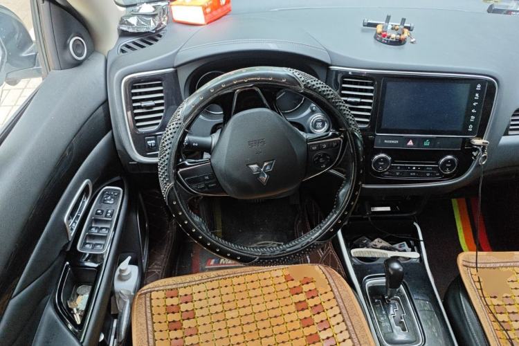 Used Mitsubishi Outlander 2019 2.0L Two-Wheel Drive Comfort Edition 7-Seater China VI Standard Steering Wheel