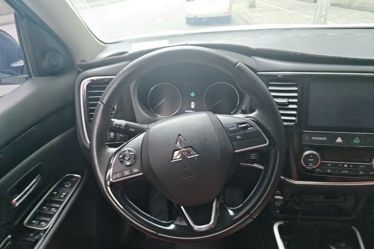 Used Mitsubishi Outlander 2019 2.0L Two-Wheel Drive Comfort Edition 5 Seats China VI Standard Steering Wheel