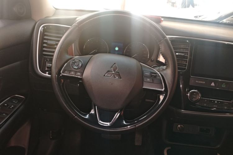 Used Mitsubishi Outlander 2019 2.0L Two-Wheel Drive Comfort Edition 5 Seats China VI Standard Steering Wheel
