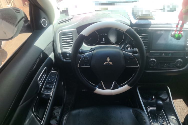Used Mitsubishi Outlander 2019 2.0L Two-Wheel Drive Comfort Edition 5 Seats China V Standard Steering Wheel